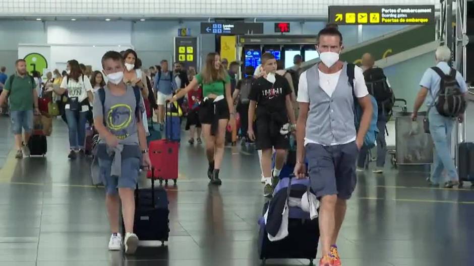 Retrasos y desinformación en los aeropuertos en la segunda jornada de huelga en Ryanair