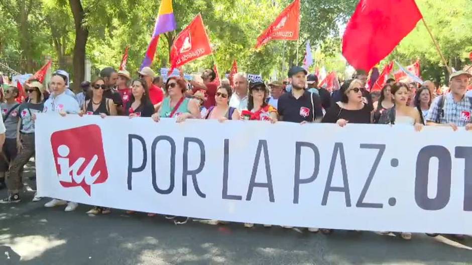 Miles de personas marchan contra la OTAN en Madrid