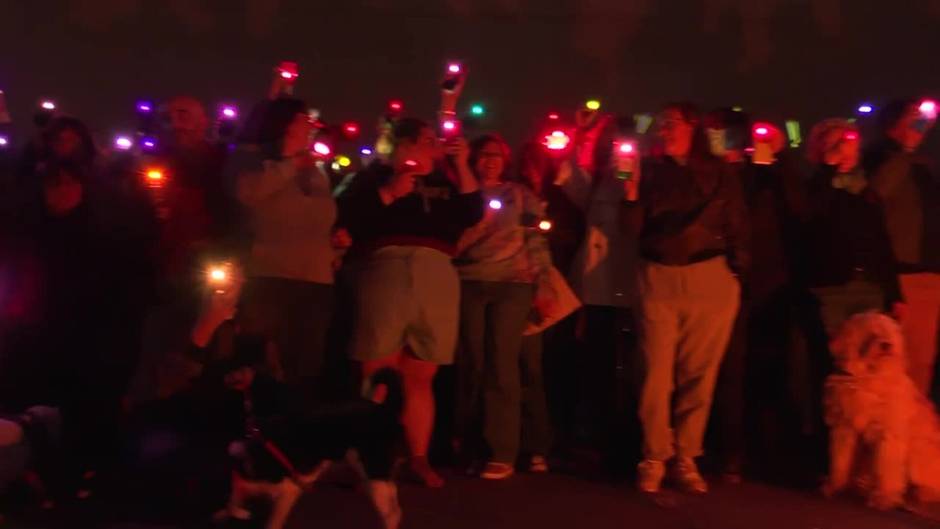 Cerca de 200 personas poner color LGTBI al edificio de las Cortes