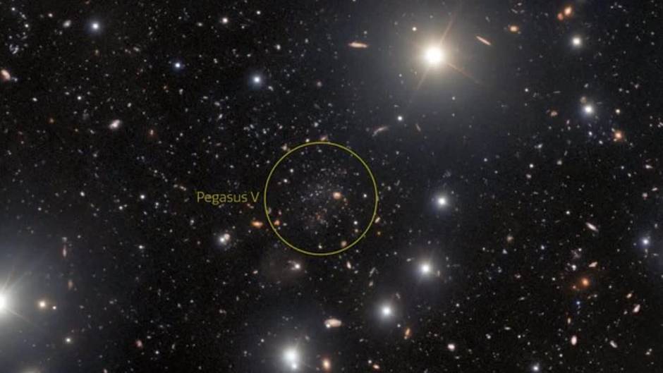 Un fósil de las primeras galaxias del universo, visto junto a Andrómeda