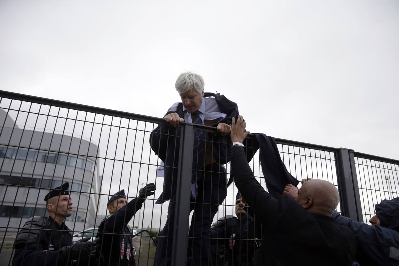 Un grupo de trabajadores logró superar las barreras de seguridad que les impedían la entrada al lugar de la reunión, lo que provocó la suspensión del Comité y degeneró en incidentes con algunos miembros de la dirección. 