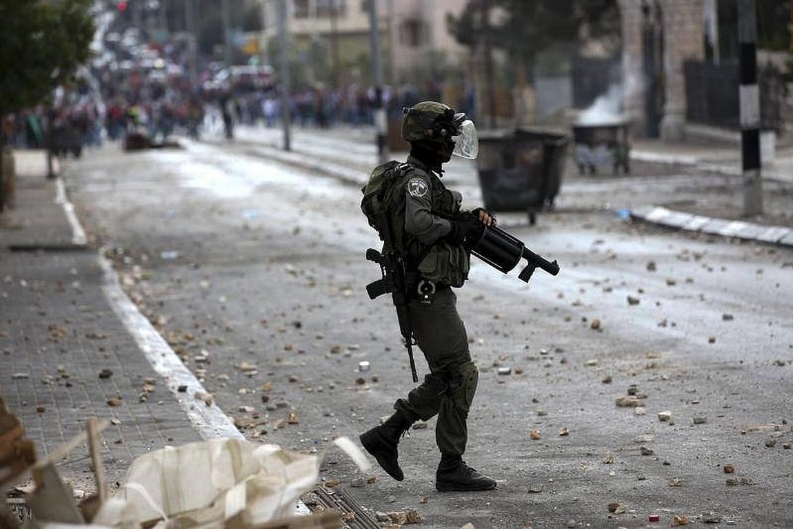 1. Un soldado israelí toma posiciones durante un enfrentamiento con manifestantes palestinos cerca de Belén, Cisjordania