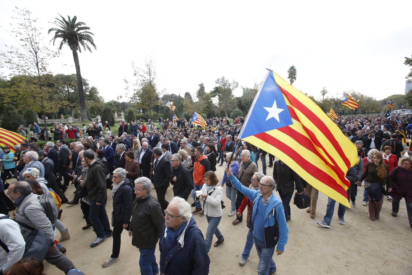 La comparecencia de Artur Mas, en imágenes. El presidente de la Generalitat ha comparecido hoy ante el Tribunal Superior de Justicia de Cataluña (TSJC) acompañado por 400 alcaldes soberanistas y miembros del gobierno catalán