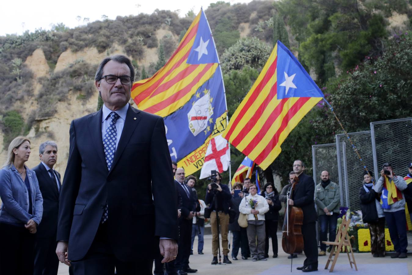 La comparecencia de Artur Mas, en imágenes. Antes de acudir a su cita con el juez, el presidente de la Generalitat ha realizado un homenaje a Lluís Companys de cuyo fusilamiento se cumplen hoy 70 años