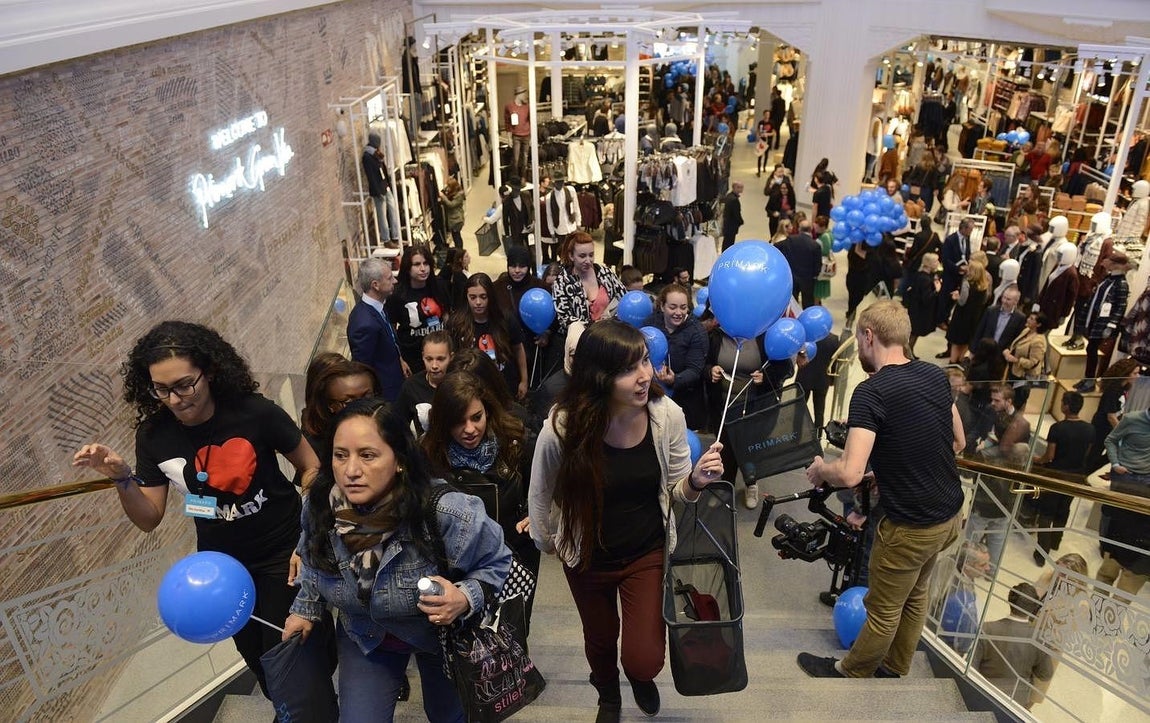10.. Las cinco plantas del edificio, repletas de gente durante la inauguración