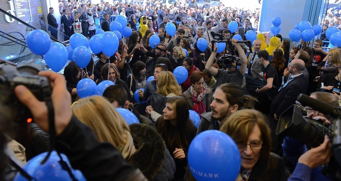 8.. Las escaleras mecánicas y la puerta de acceso al establecimiento estaban abarrotadas a media mañana