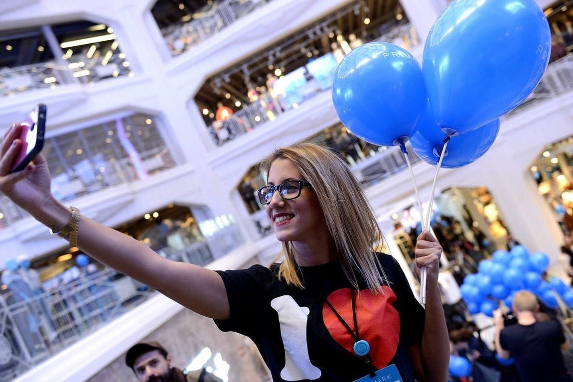 9.. Una asistente a la inaguración se hace una autofoto para recordar el momento