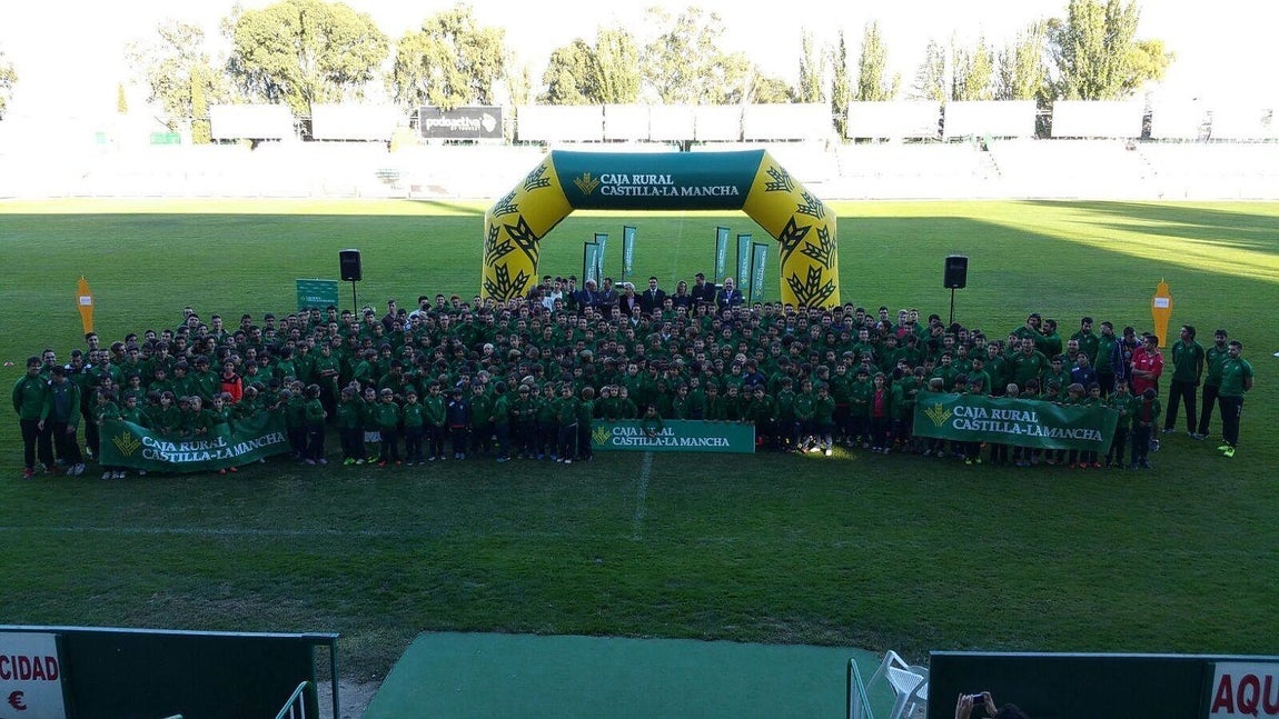 Entrega de carnés a la Escuela de Fútbol del Toledo