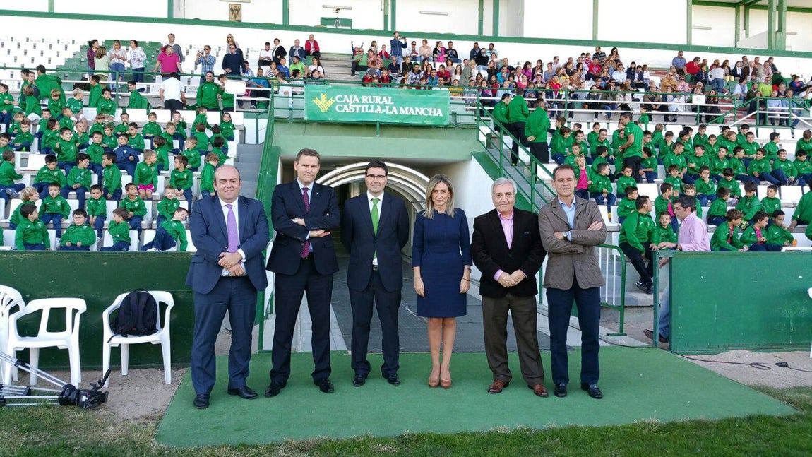 Entrega de carnés a la Escuela de Fútbol del Toledo