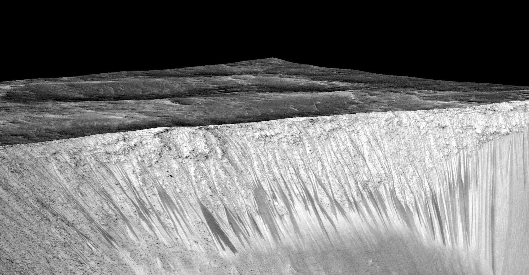 Los científicos no están seguros de dónde viene el agua, pero barajan tres hipótesis: podría tratarse de acuíferos salinos, de hielo subterráneo o quizás de la condensación de la fina atmósfera marciana.