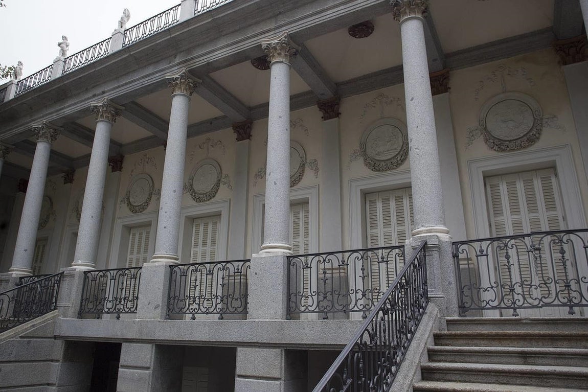 2. El palacio mantiene su escalera doble en la entrada de carruajes y una espléndida fachada con capiteles de plomo y florones decorados, con una estructura teatral muy del gusto de la época