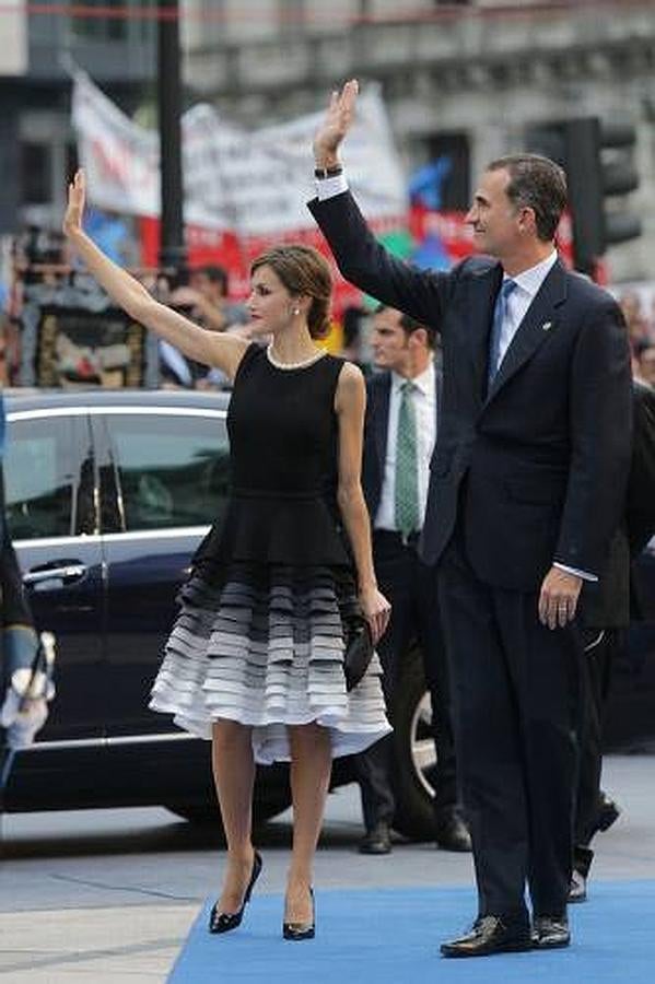 01. Don Felipe y Doña Letizia han llegado a a las 18:30 horas al Teatro Campoamor