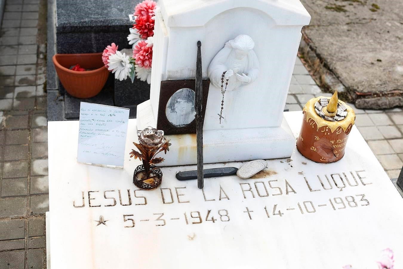 6.. Lápida de Jesús de la Rosa, vocal del grupo Triana, en el cementerio de Villaviciosa de Odón