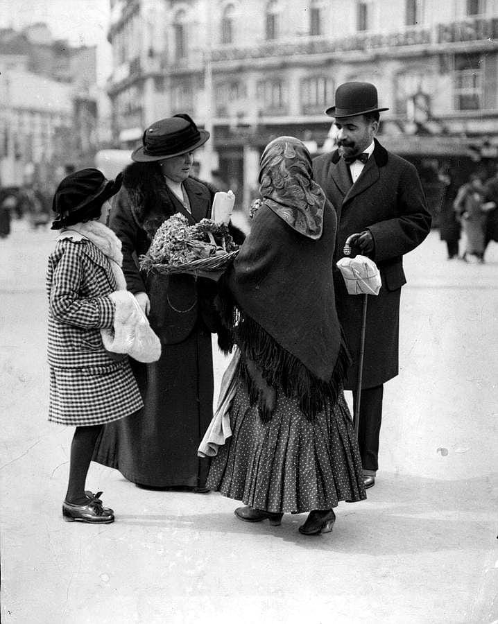 1.. Una vendedora de flores en la Puerta del Sol, en 1900