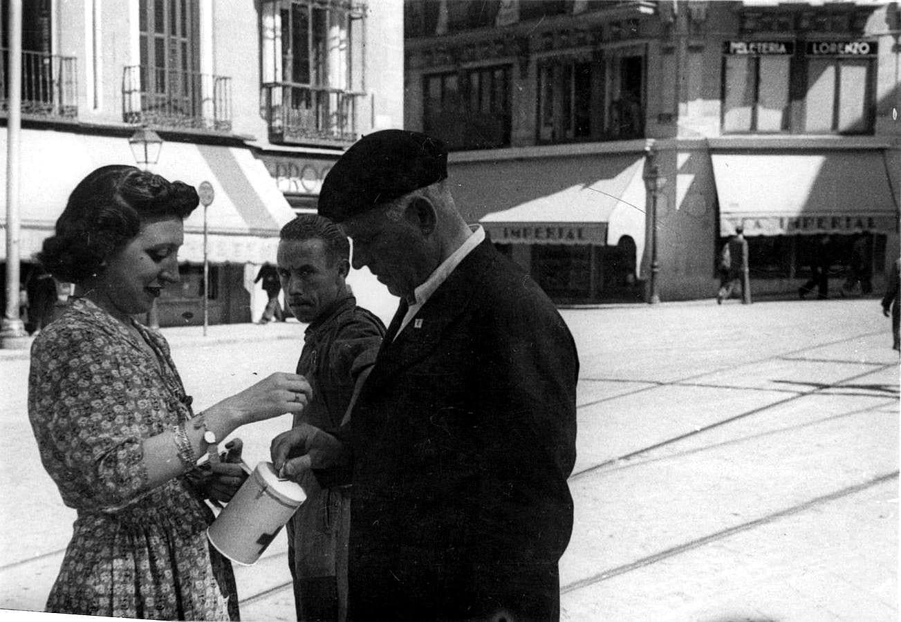 13.. Colecta de la Cruz Roja en la Puerta del Sol en 1943