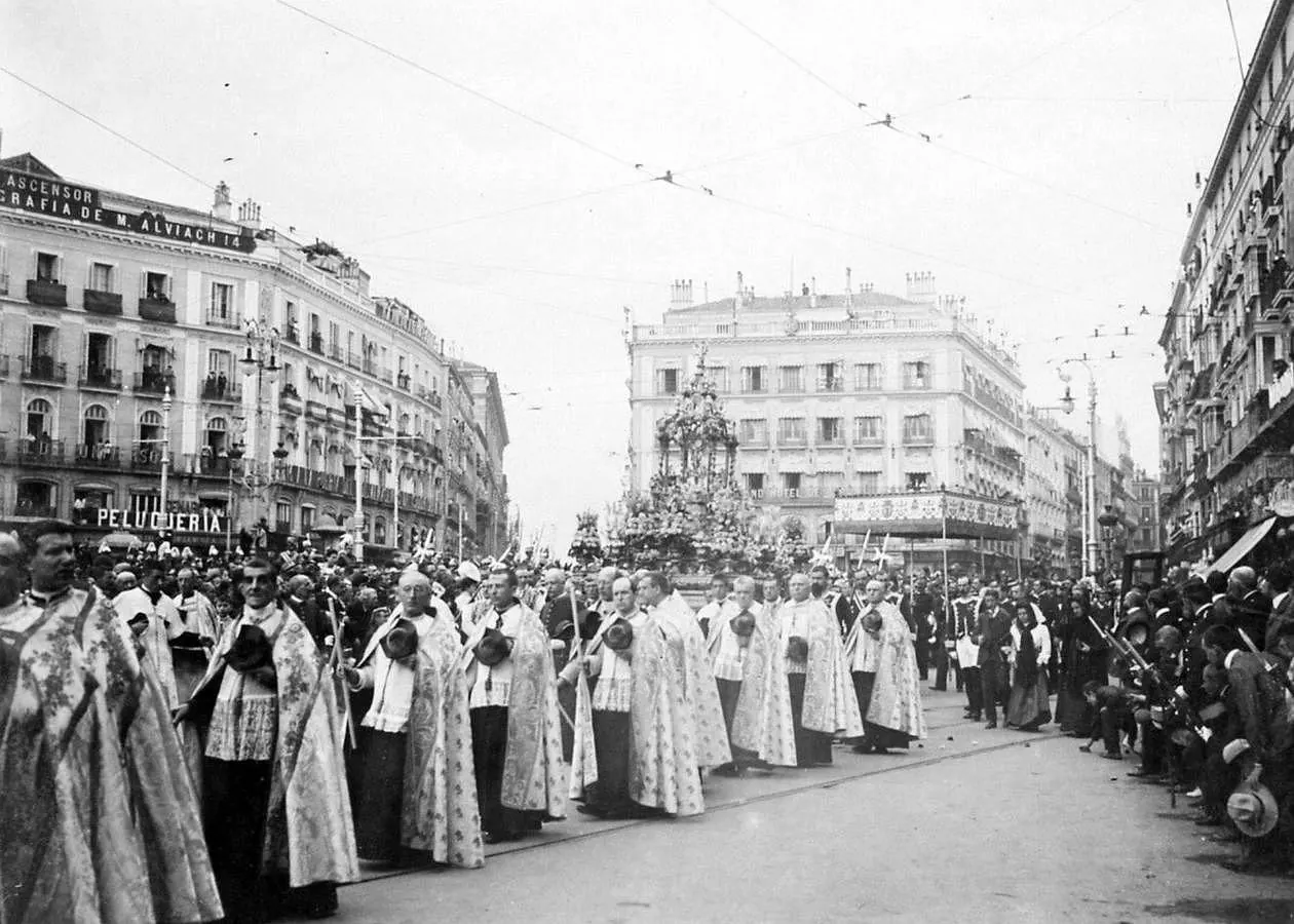 2.. La procesión del Corpus desfilando por la Puerta del Sol, en 1906
