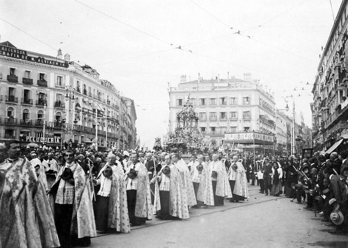2.. La procesión del Corpus desfilando por la Puerta del Sol, en 1906