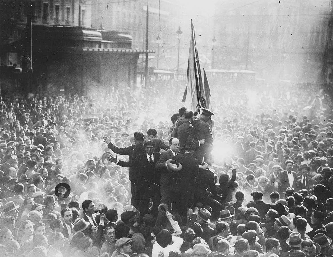 9.. Proclamación de la Segunda República en la Puerta del Sol, el 14 de abril de 1931