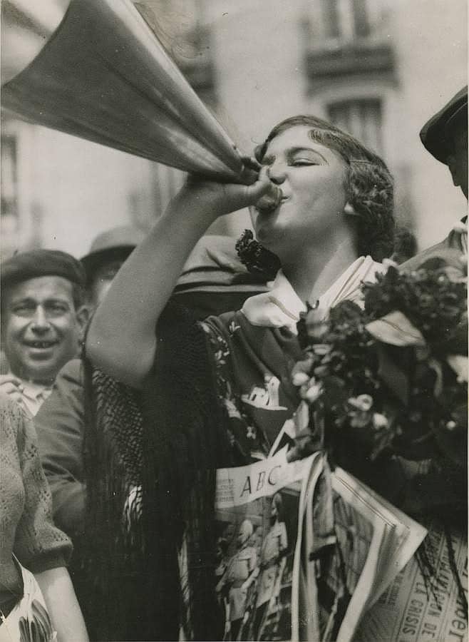 11.. «Una bella vendedora vocea el ABC en la Puerta del Sol», en mayo de 1936