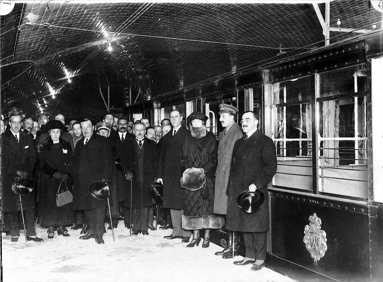 7.. Los Reyes Alfonso XIII y Victoria Eugenia en la inauguración del Metro en 1921, en la Puerta del Sol