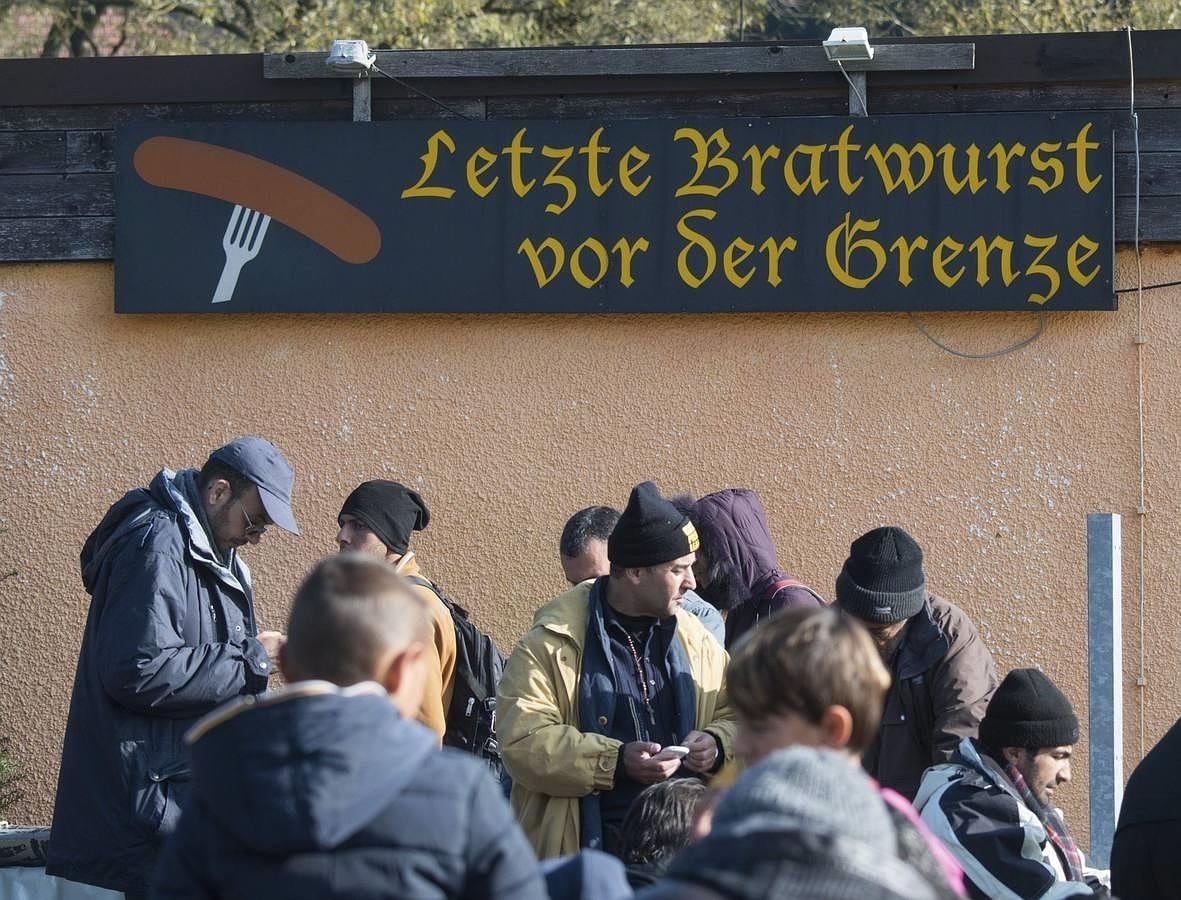 Un grupo de refugiados espera a las puertas de un centro de acogida en Wegscheid, en Alemania