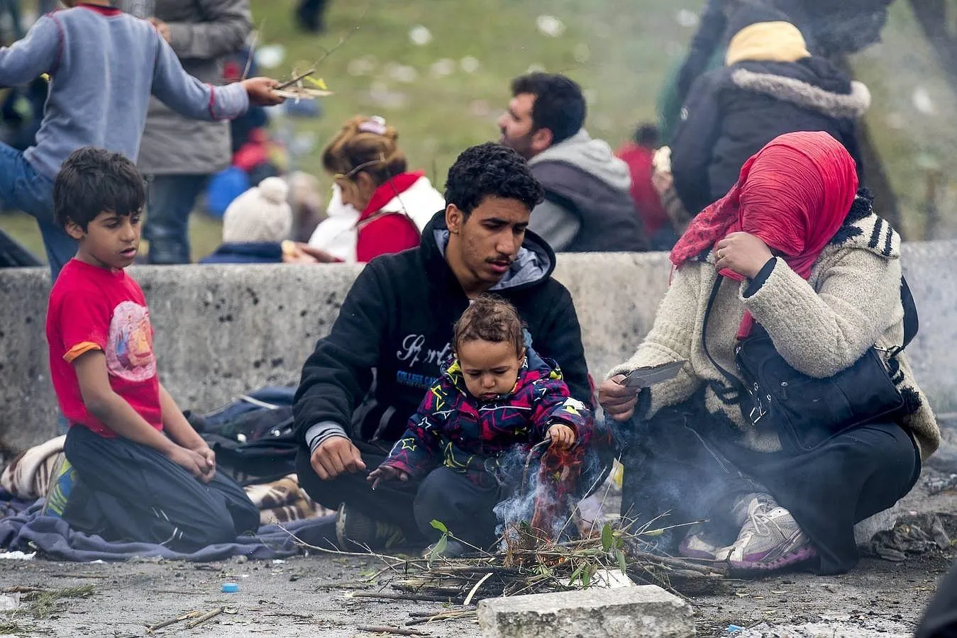 Una familia de refugiados aguarda en la frontera entre Austria y Eslovenia en la ciudad de Spielfeld, en la región austriaca de Estiria