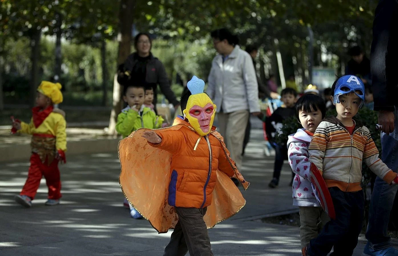 Un grupo de niños disfrazados se preparan para celebrar Halloween en Beijing 