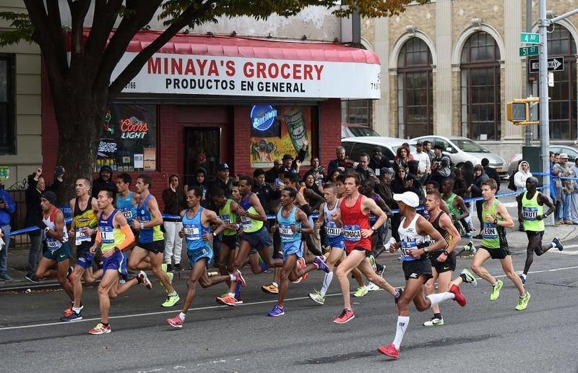 Un nutrido grupo de participantes del maratón de Nueva York