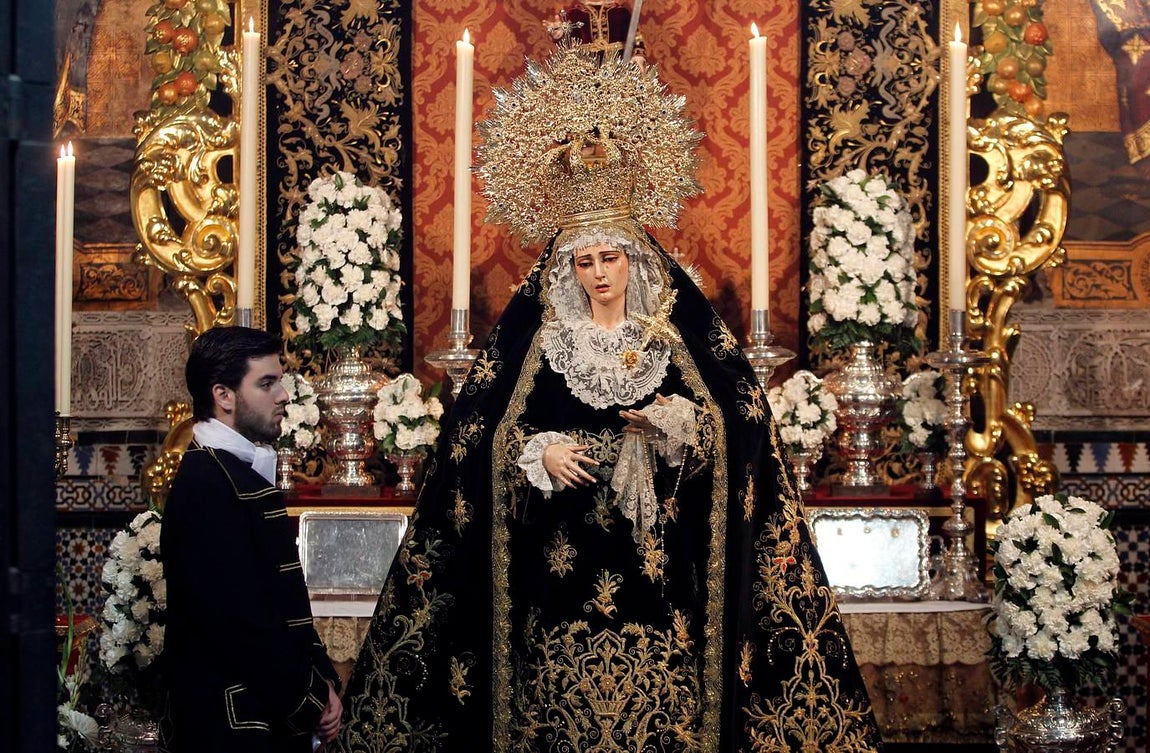 Besamanos de la Virgen del Rosario en la Iglesia de San Pablo