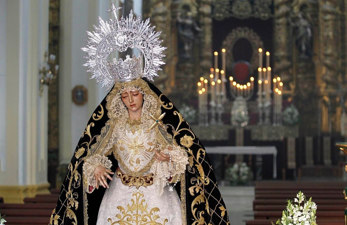Besamanos de la Virgen de la Caridad en la Iglesia de San Andrés