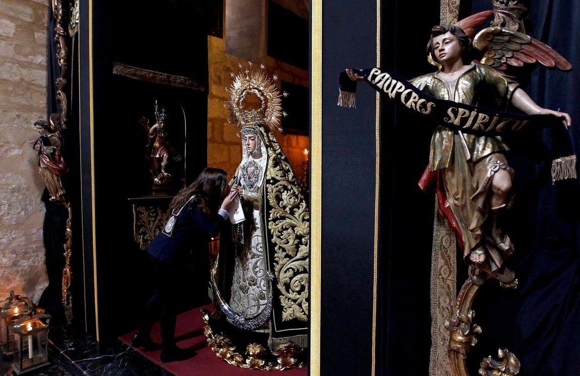 Besamanos de Nuestra Señora Madre de Dios en sus Tristezas en la Iglesia de San Lorenzo