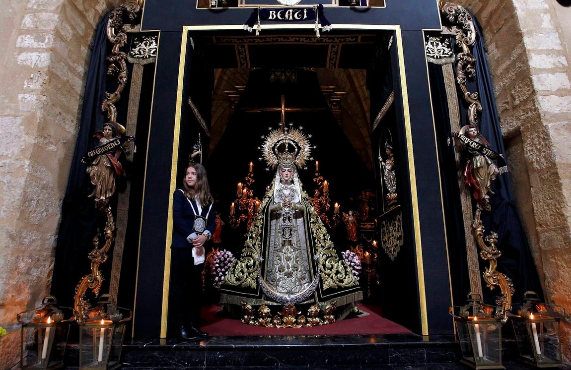 Besamanos de Nuestra Señora Madre de Dios en sus Tristezas en la Iglesia de San Lorenzo
