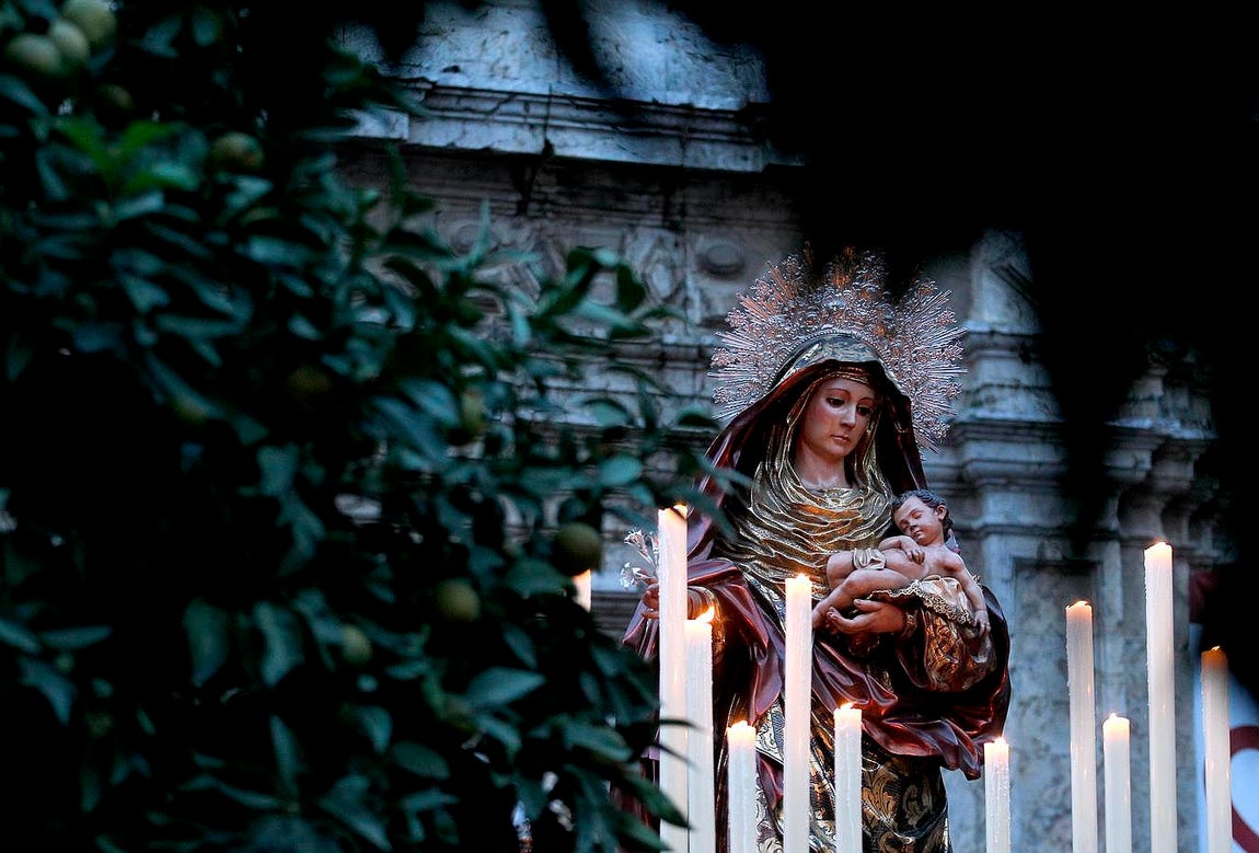 Procesión de la Virgen del Amparo en la Iglesia de San Francisco