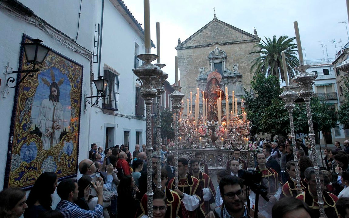 Procesión de la Virgen del Amparo en la Iglesia de San Francisco
