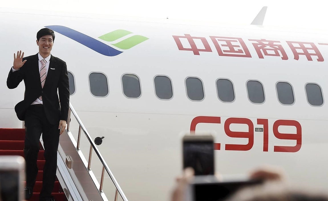 En un principio estaba previsto que este futuro rival chino de los Airbus A320 y Boeing 737 empezara a volar a finales de este mismo año. 