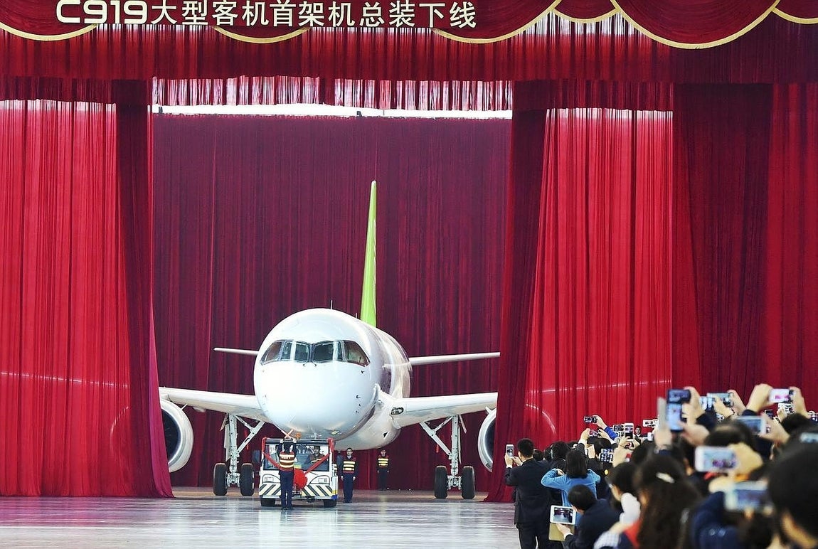 La lentitud de la COMAC se explica por su cautela en el proceso, ya que, a largo plazo, China aspira a hacerse un hueco en el mercado mundial de grandes aviones de pasajeros con este aparato de fuselaje estrecho, un segmento que supone actualmente más de la mitad de las aeronaves comerciales en activo del planeta. 