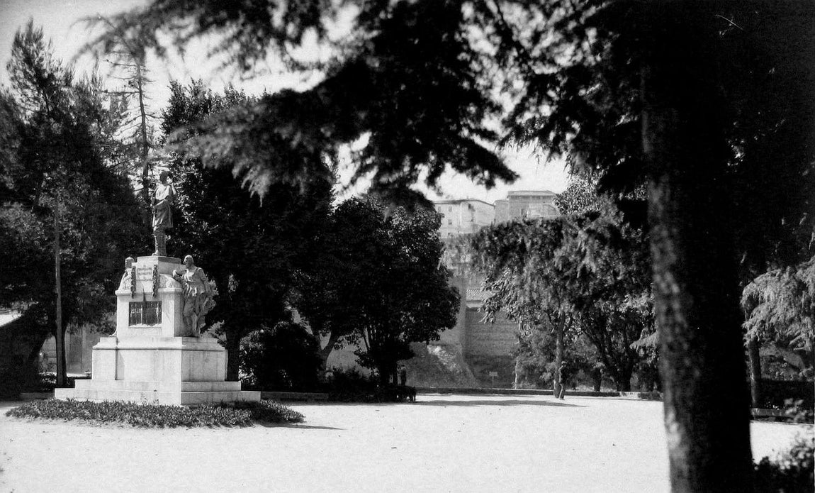 El Paseo de la Vega fue el lugar elegido por Mariano Benlliure para ubicar el grupo escultórico en honor al comandante Villamartín. 