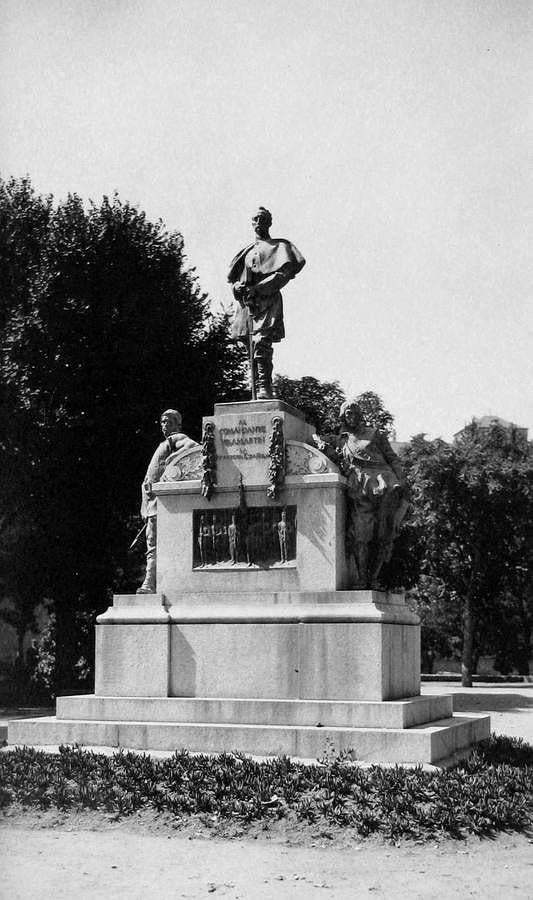 El Paseo de la Vega fue el lugar elegido por Mariano Benlliure para ubicar el grupo escultórico en honor al comandante Villamartín. 