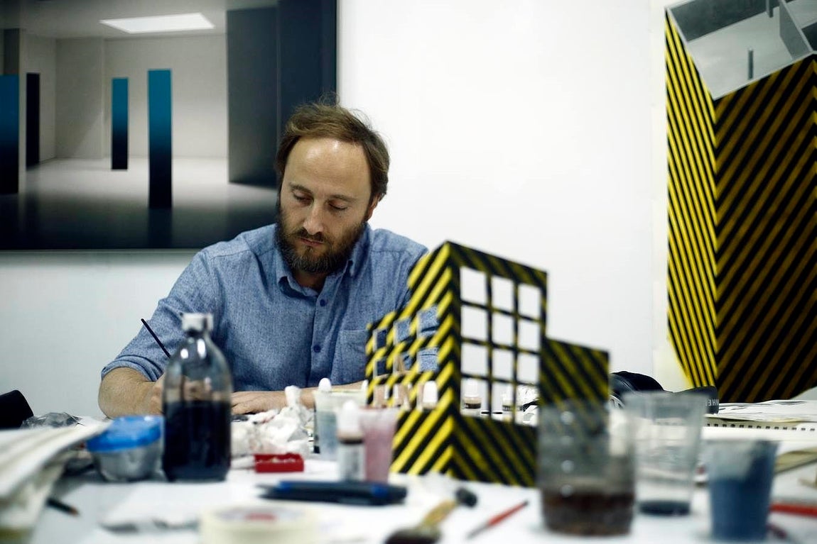 Manuel Saro, concentrado en sus dibujos. 