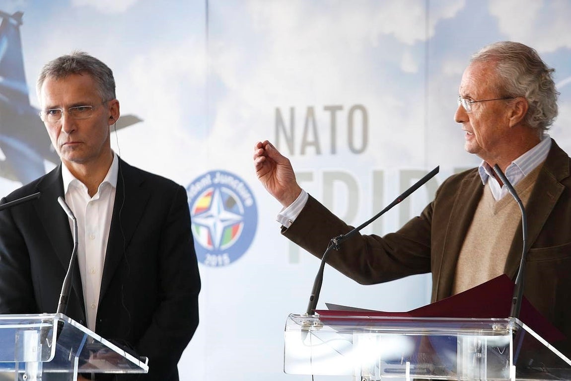 Stoltenberg con Morenés en la rueda de prensa. 