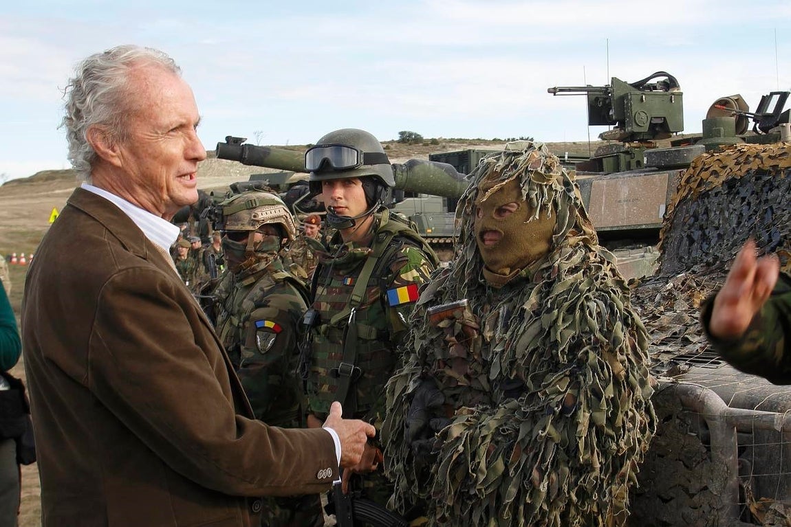 Morenés saluda a militares rumanos. 