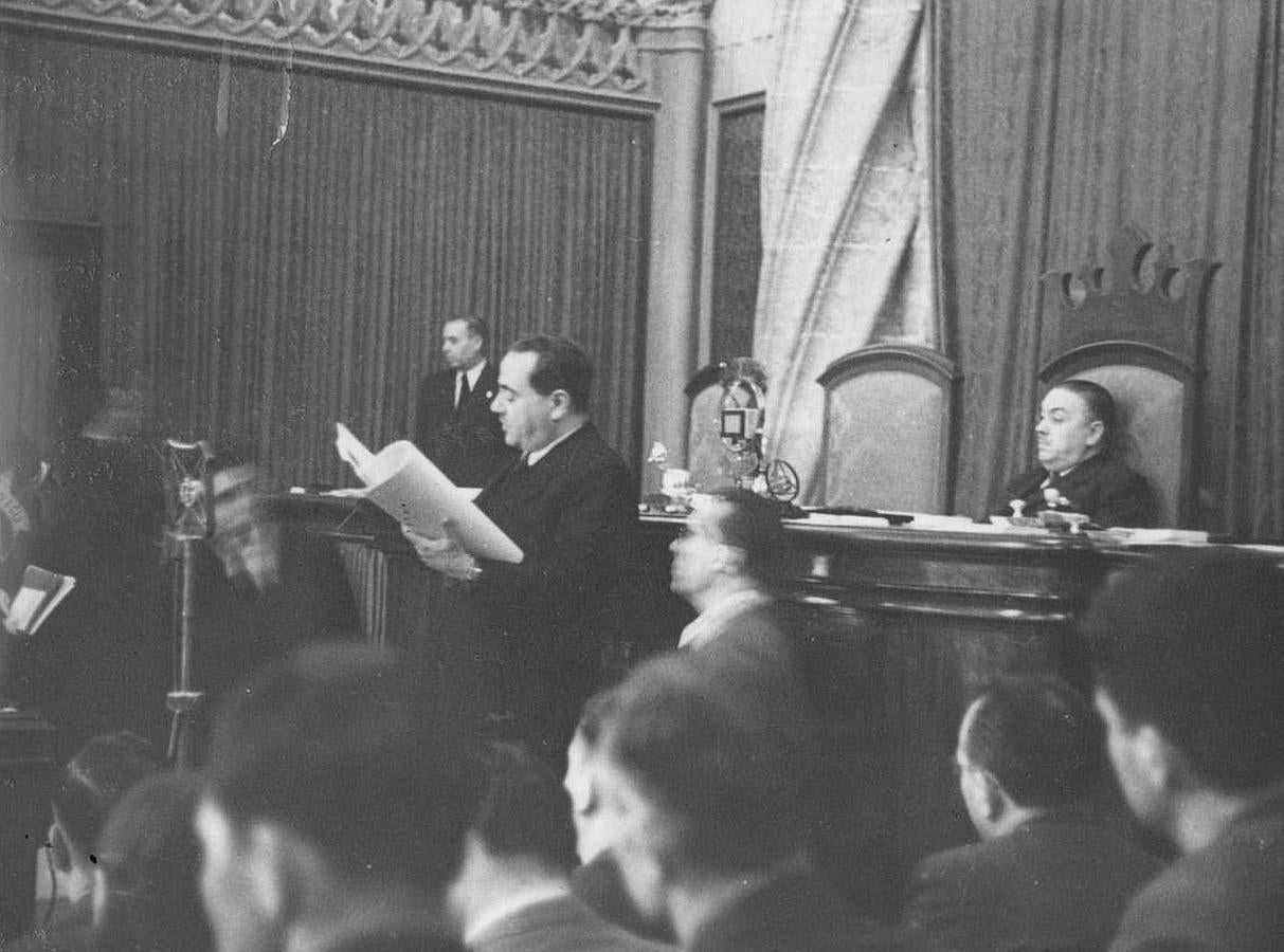 Apertura del Parlamento de la República. En la imagen, Negrín lee la declaración ministerial