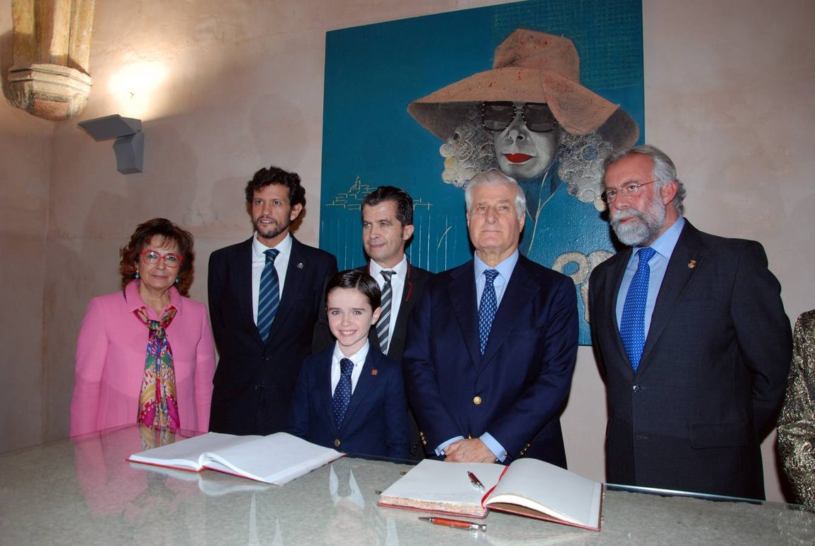 La senadora Carmen Riolobos, el subdelegado de la Junta, Fernando Sanz, el artista, Alberto Romero, con su hijo, el duque de Alba, Carlos Fitz James y Martínez de Irujo y el alcalde de Talavera, Jaime Ramos. 