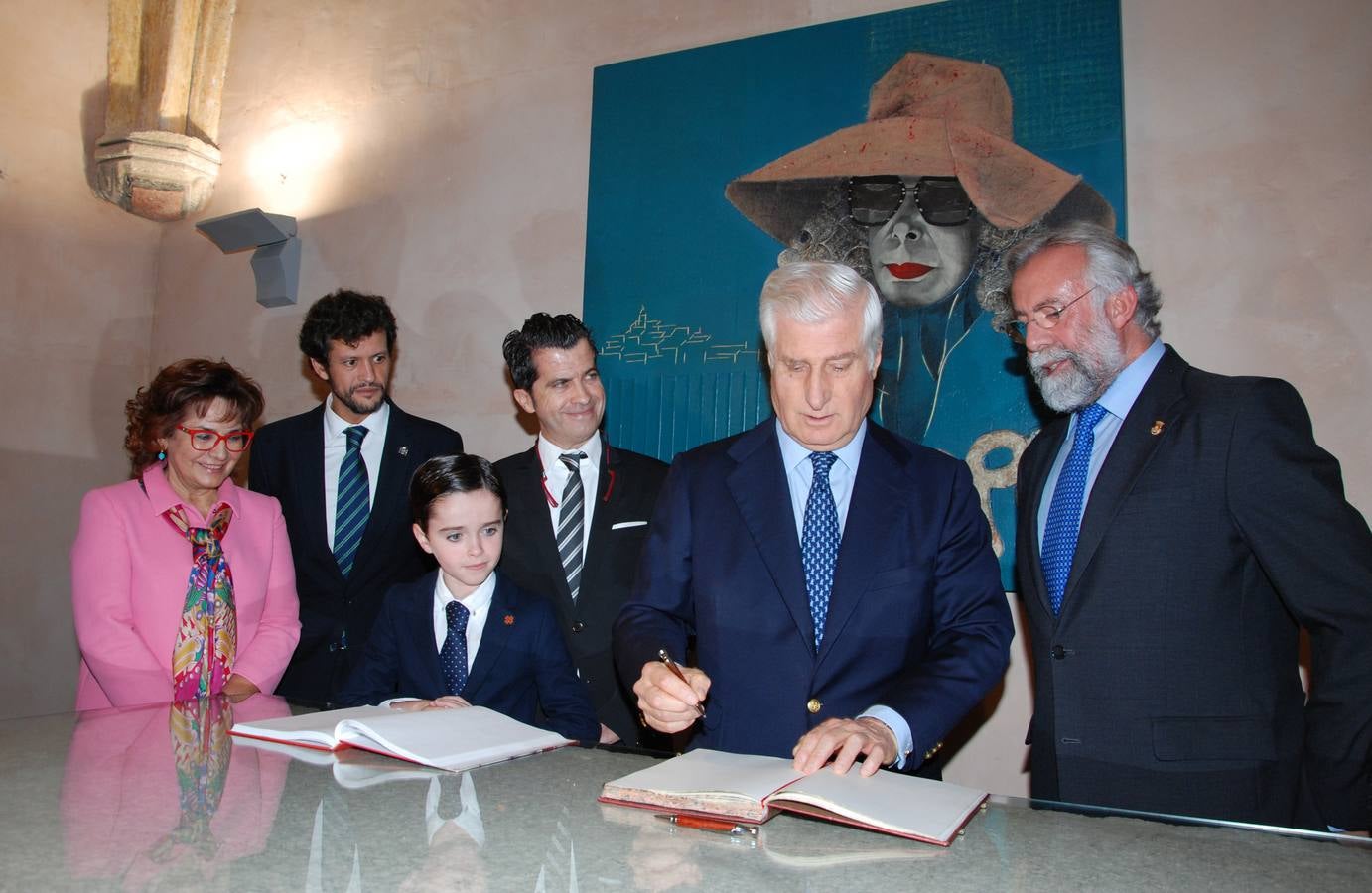 La senadora Carmen Riolobos, el subdelegado de la Junta, Fernando Sanz, el artista, Alberto Romero, con su hijo, el duque de Alba, Carlos Fitz James y Martínez de Irujo y el alcalde de Talavera, Jaime Ramos. 