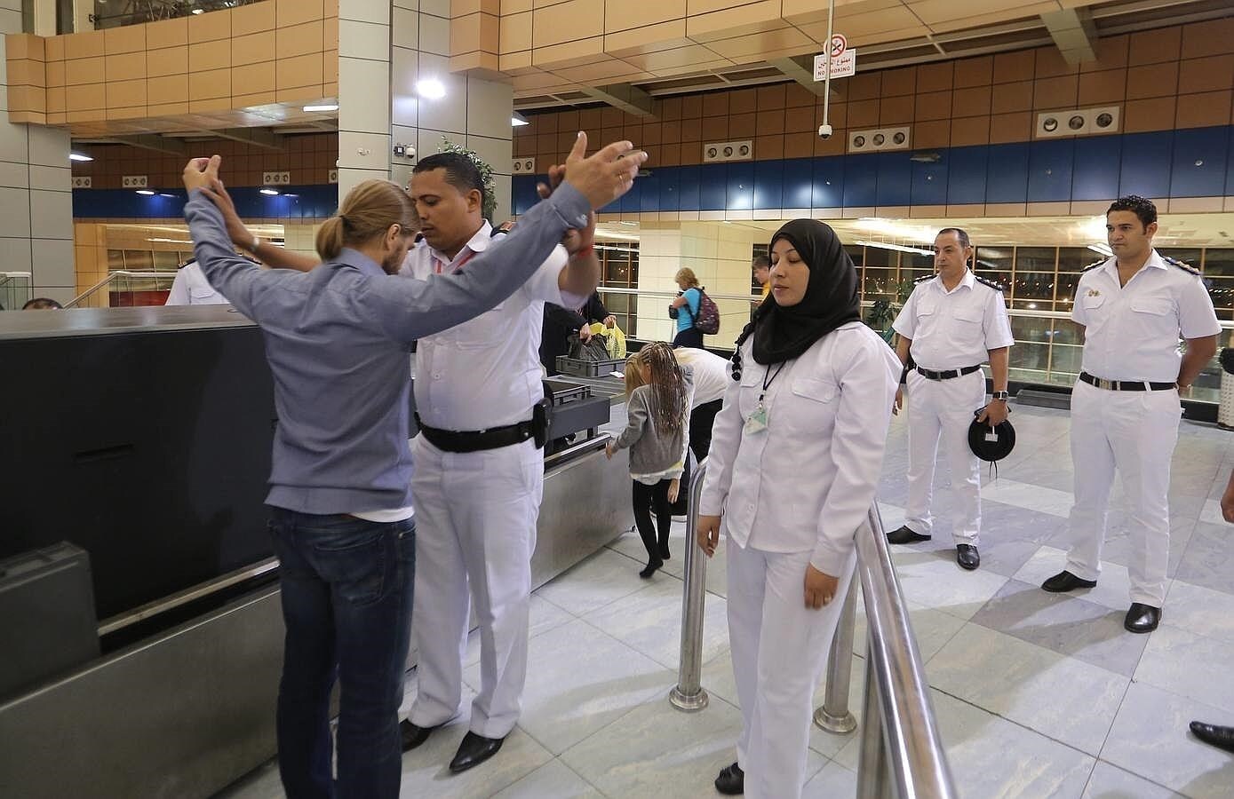 El personal encargado de la seguridad en el aeropuerto de Sharm el-Sheij cachea a un hombre ruso 
