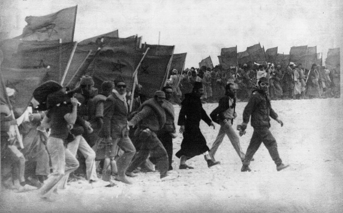 40 años de la Marcha Verde, en imágenes. La Marcha Verde se mantuvo junto a la frontera, sin registrarse choques entre marroquíes y soldados españoles, que abandonarían el Sáhara días después