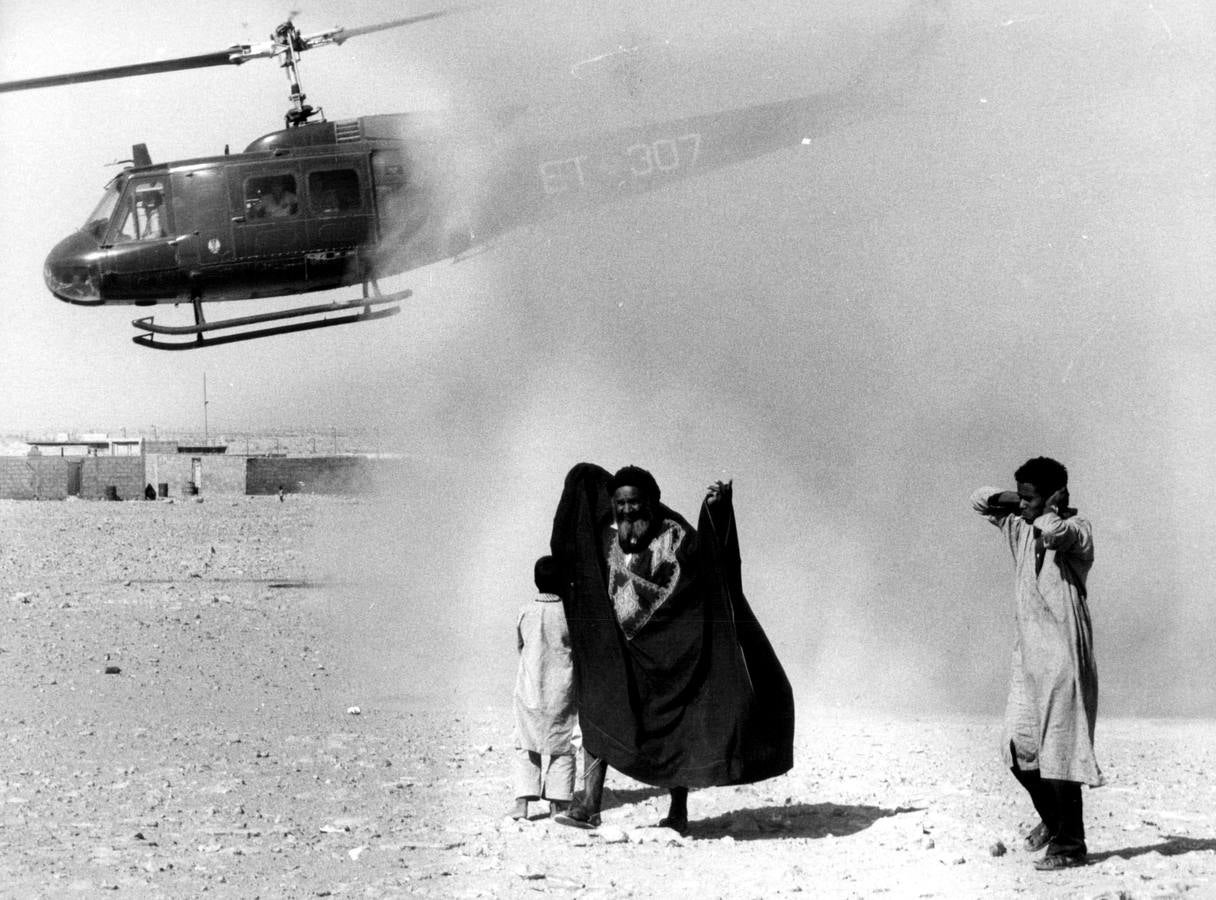 40 años de la Marcha Verde, en imágenes. Un helicóptero español sigue de cerca la evolución de los cientos de miles de marroquíes