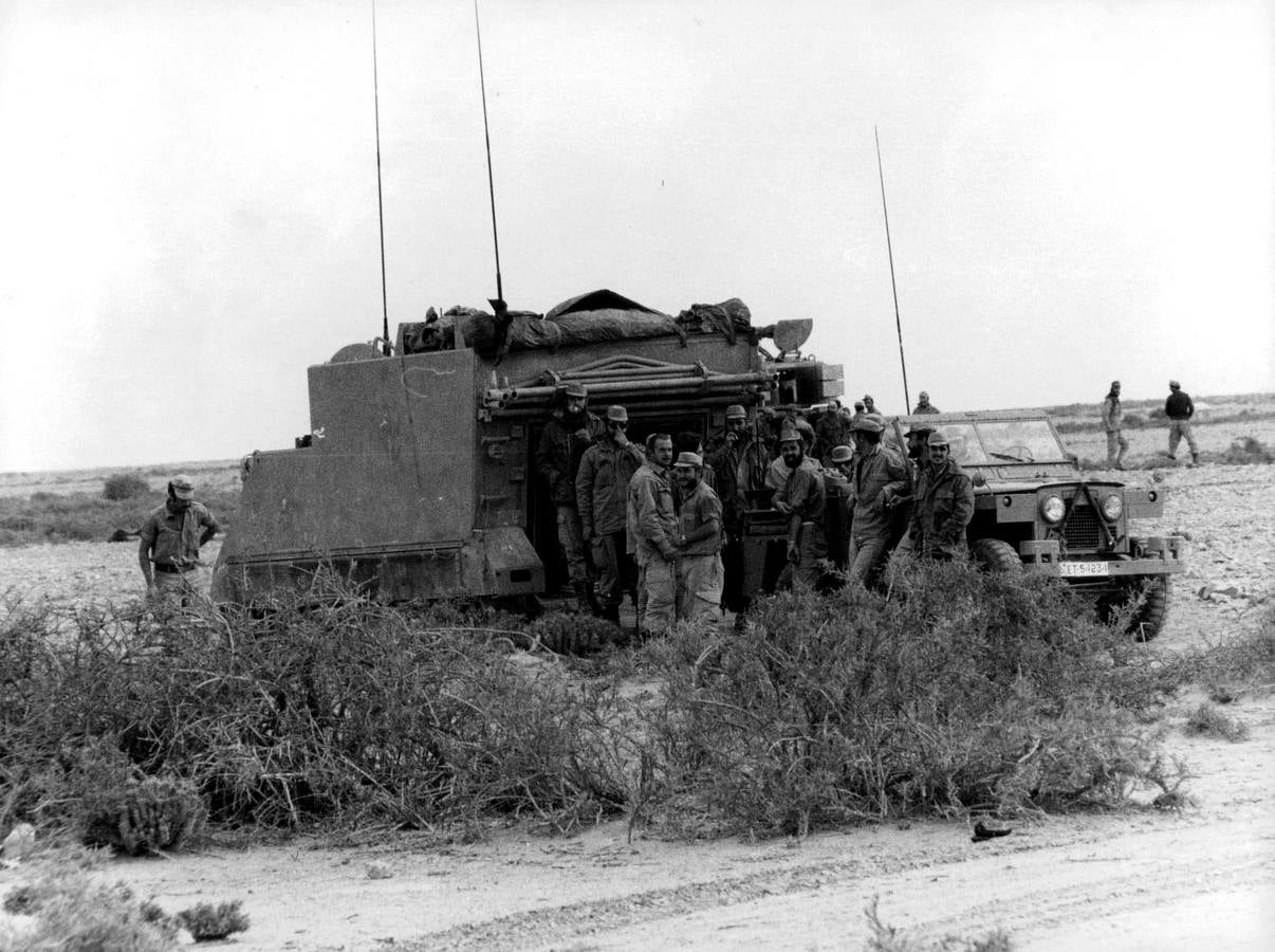 40 años de la Marcha Verde, en imágenes. Miembros de las denominadas Tropas Nómadas y de los tercios, entre otros efectivos, eran los encargados de la defensa del territorio administrado por España