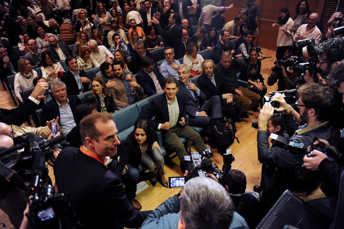 Por último, Ciudadanos plantea una modificación de la ley electoral de «doble voto» al estilo alemán. Cada ciudadano tendrá dos votos. Uno para la circunscripción nacional y otro para elegir a un «diputado» de cercanía. 
