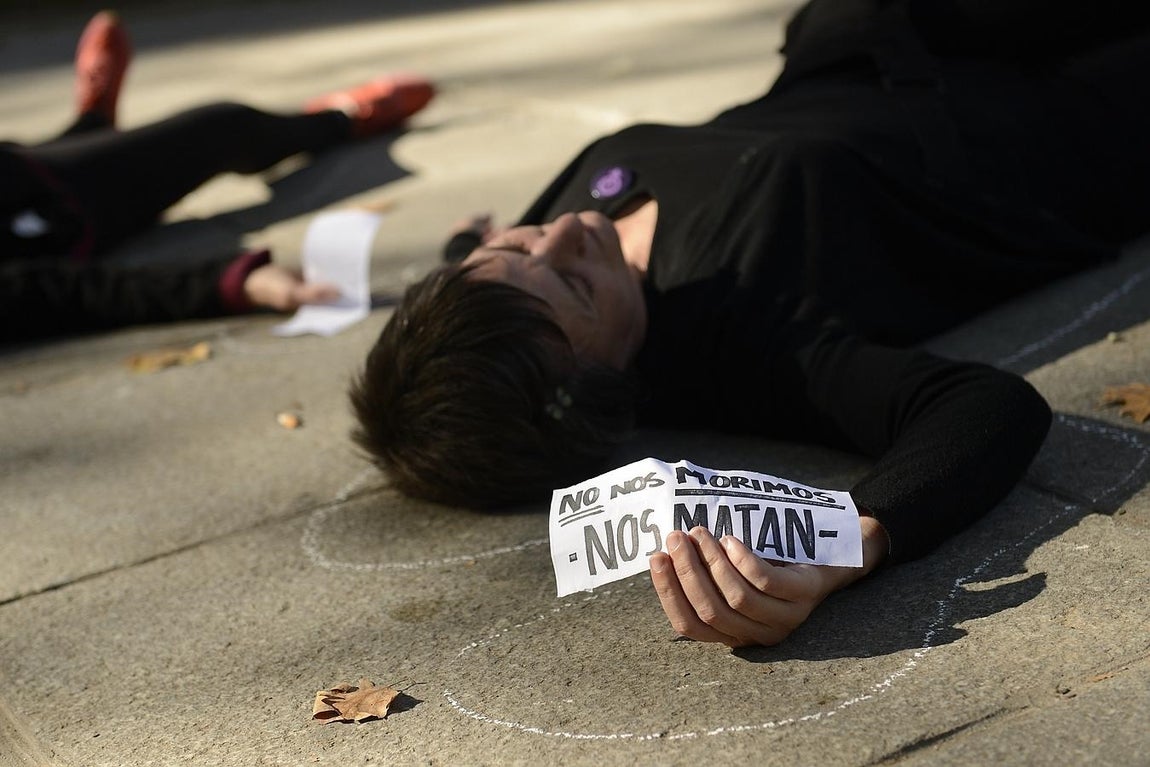 «No nos morimos, nos matan», performances en la protesta contra la violencia machista